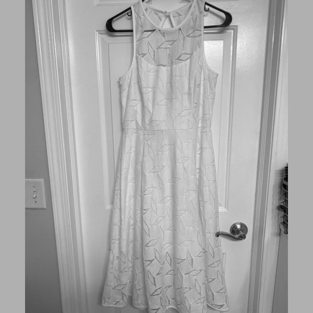 White House Black Market - Size 6 - Women's white lace sleeveless dress